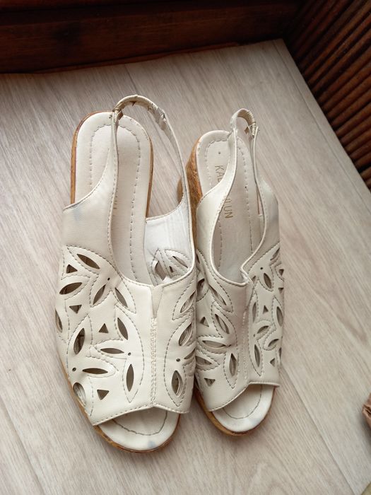 Босоножки на танкетке