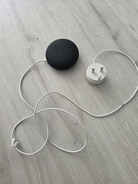Vând google nest home assistant