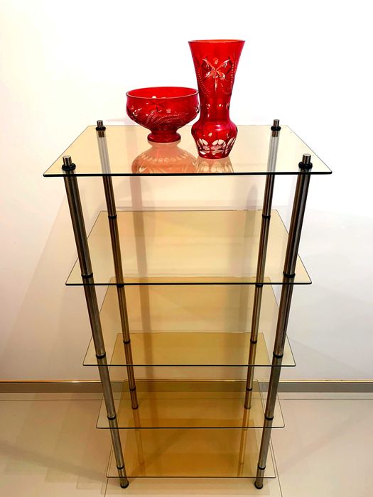 Красива стъклена етажерка