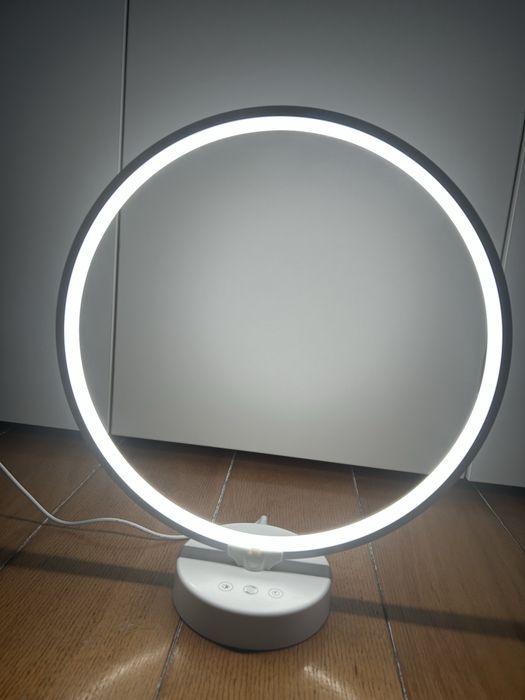 Lampă de masă modernă