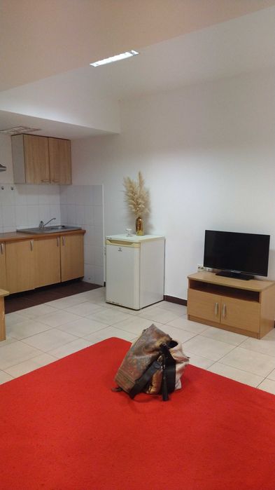 Inchiriez garsoniera  ( langa magazinul Tomis Mall)