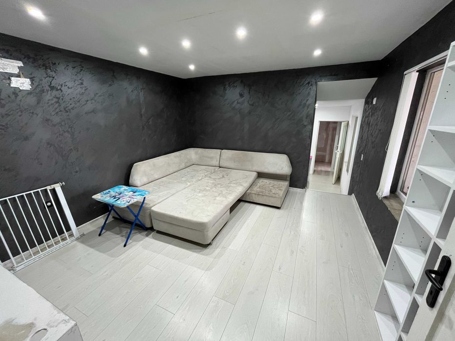 Продава обзаведена къща с голям двор в близко до Казанлък село