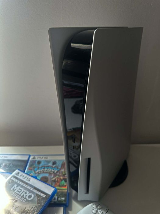 PlayStation 5 + 1 контролер + 6 игри (дискове) – отлично състояние.