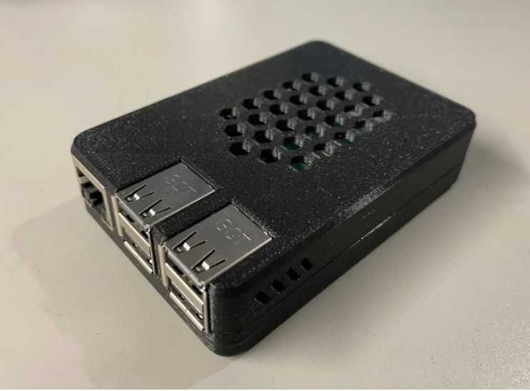 Raspberry Pi 3B+ cu cutie si card microsd