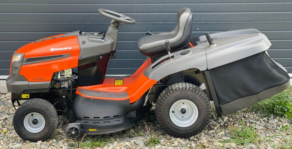 Tractoraș de tuns iarba/gazon Husqvarna 12.5 cai /An 2020 /Recent adus