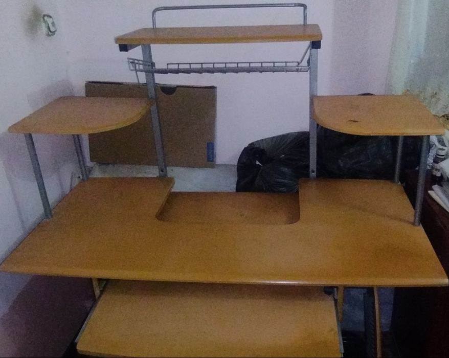 Компьютерный стол продаётся