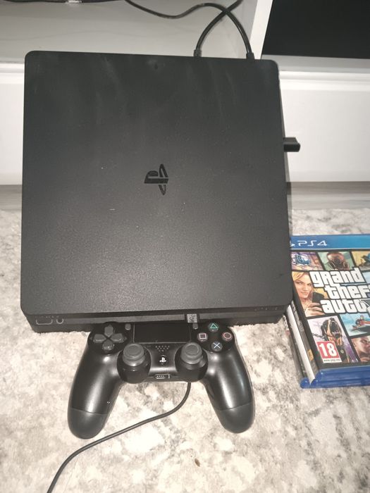 Vând play station 4 slim