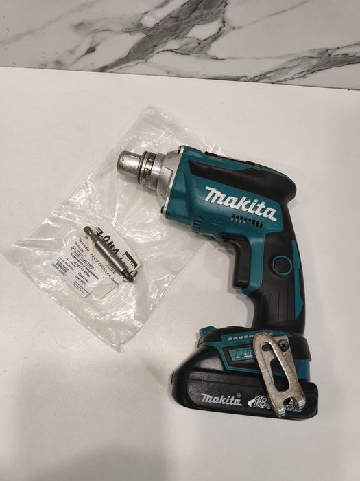 Makita DFS452 + магазин  - Винтоверт за гипсокартон