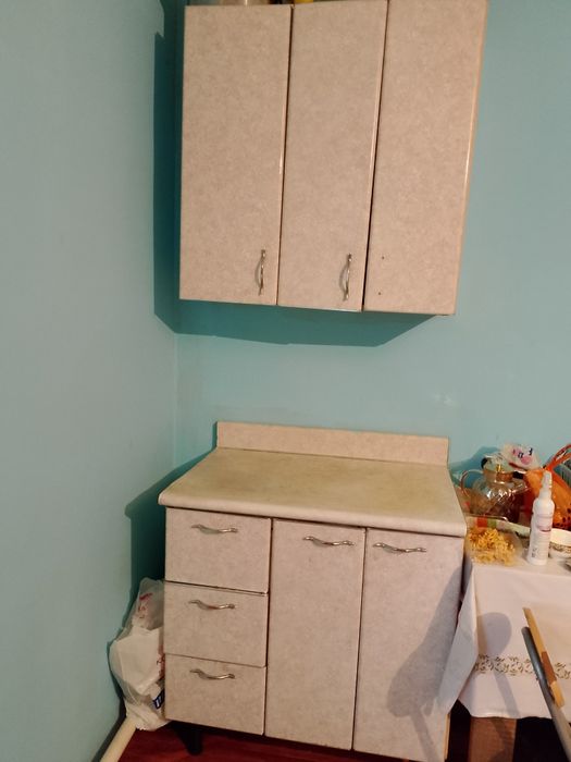 Кухонный шкаф и стол