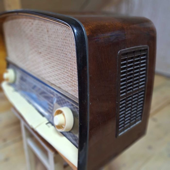 Vand radio pe lampi