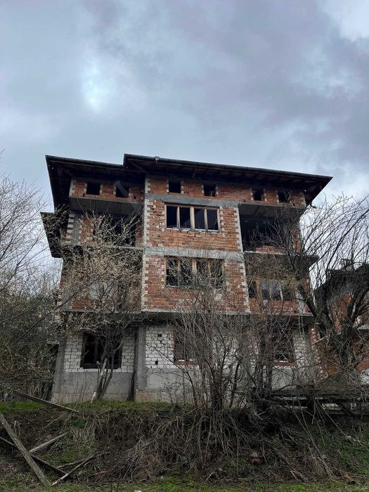 Четириетажна къща с гледка в Забърдо