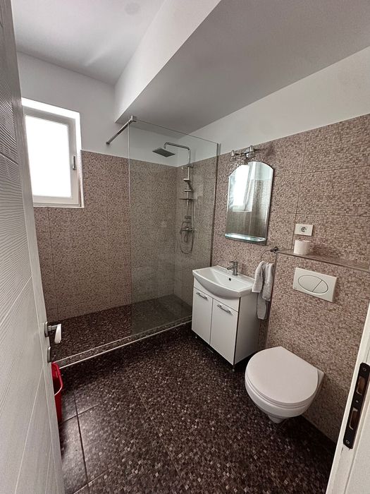 Vand apartament complet utilat și renovat recent în Mamaia Nord – la doar 5 minute de Hanul cu Pește