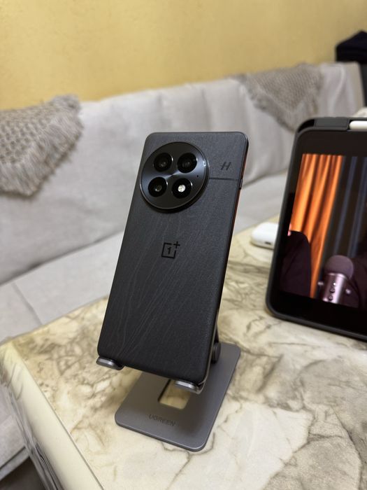 Телефон Oneplus 13