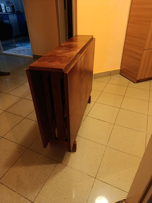 Vând masă extensibilă lemn masiv 6 persoane . Aspect îngrijit și foarte bine păstrată.Grad de uzură zero.