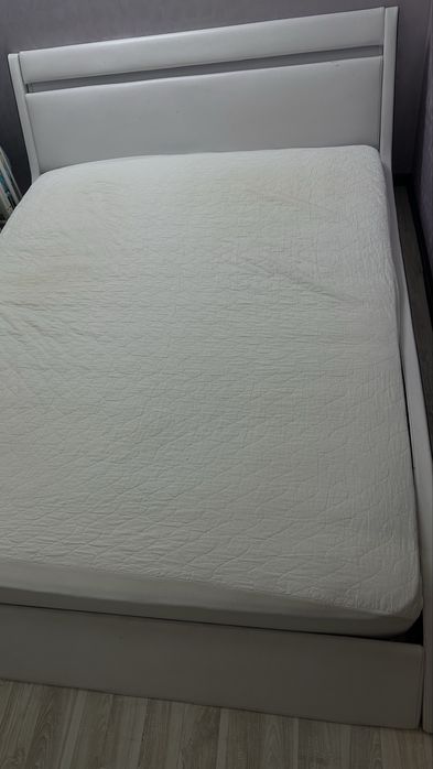 Продам кровать с матрасом (торг!)