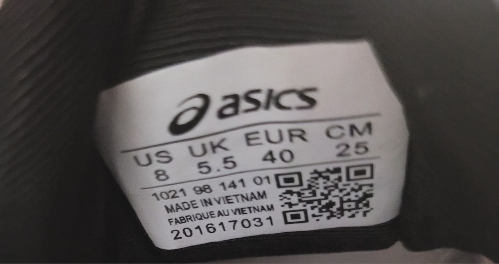 Продаю кроссовки Asics