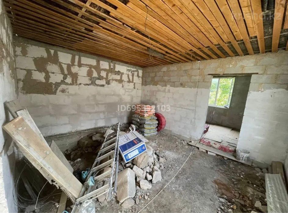 Продам участок с недостороенным домом