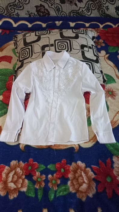 Продам три школьные блузки