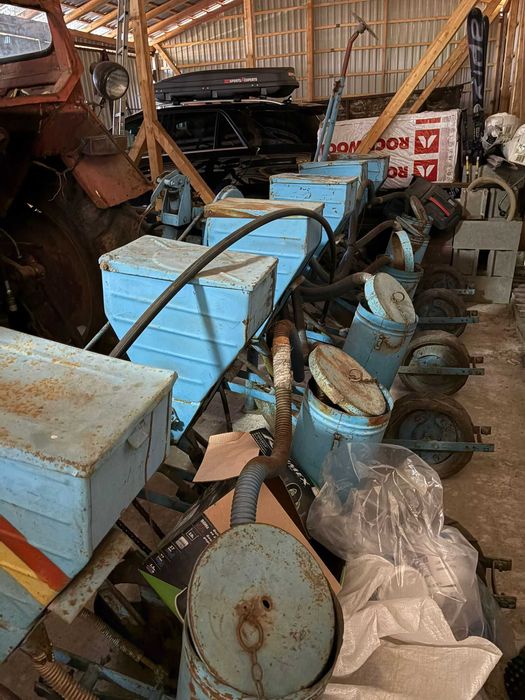 vând semănătoare prășitoare 6 rânduri, remorcă agricolă