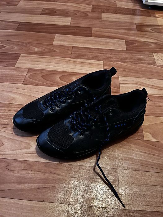 Продам новые кроссовки