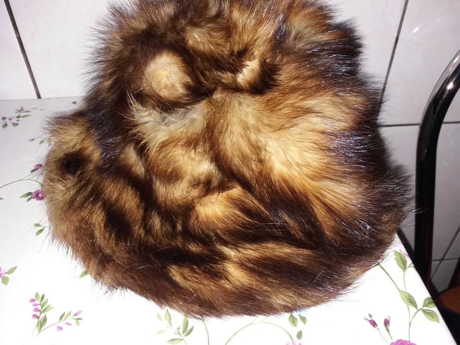 Căciulă și guler de blană (probabil vulpe)