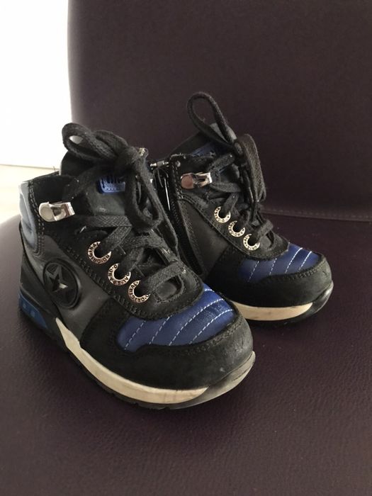 Продам детские кроссовки