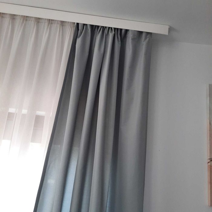 Draperii gri ca noi