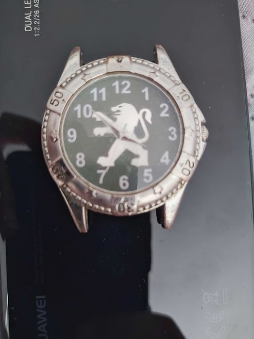 Часовник с емблемата на Пежо.Работещ