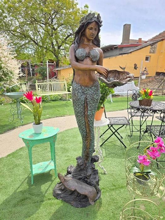 Fantana arteziana din bronz în forma de sirena.