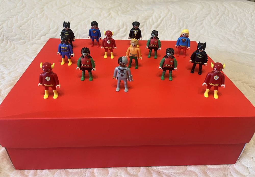 Киндеры из серии Marvel/DC
