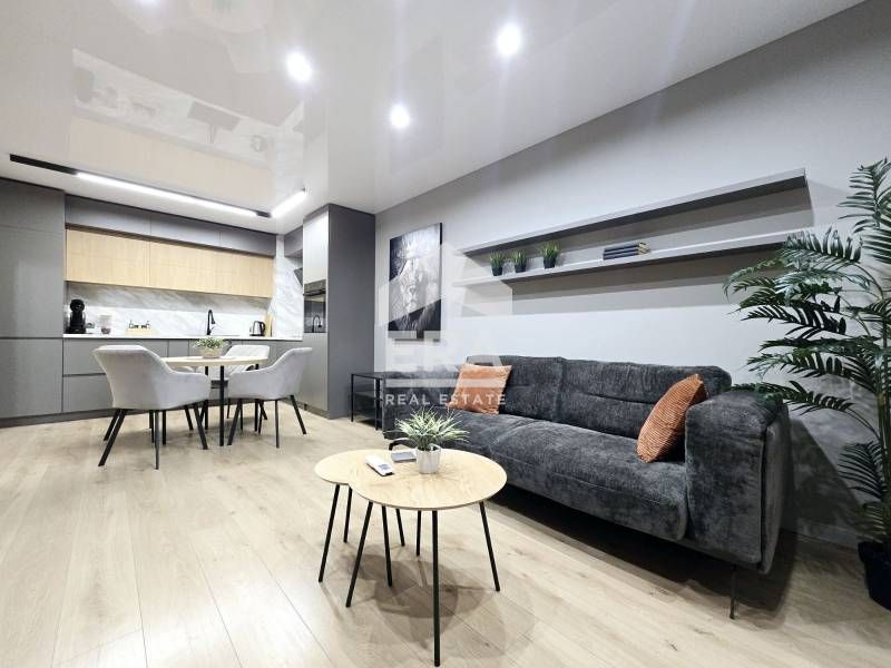 Дава се под наем Тристаен апартамент в Варна, Бриз - 85 кв.м за 1227 € - Снимка #1