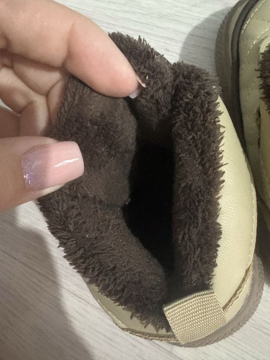 Продам детские ботинки