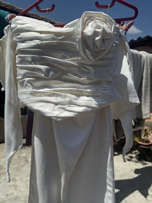 Complet corset si fusta alb  350 lei