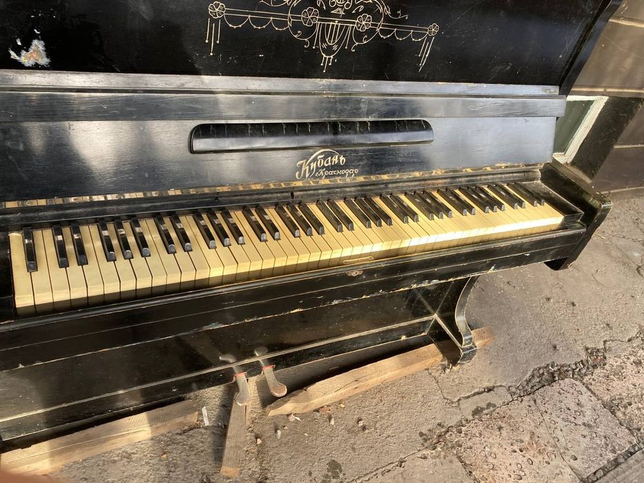 Продаю  пианино.