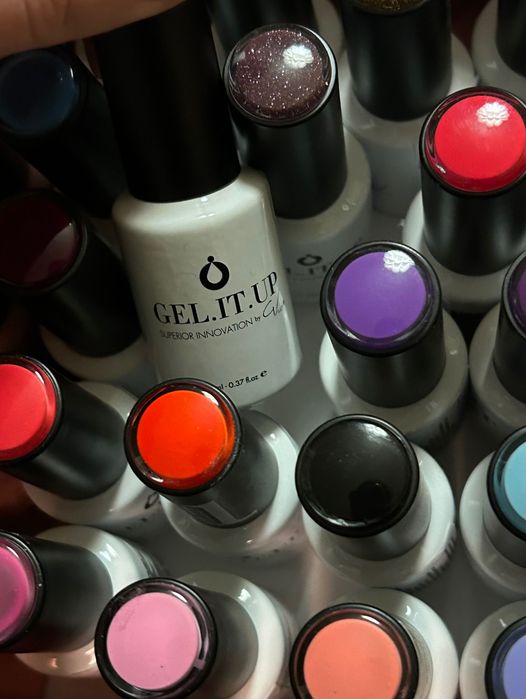 Продавам чисто нови гел лакове на gelit