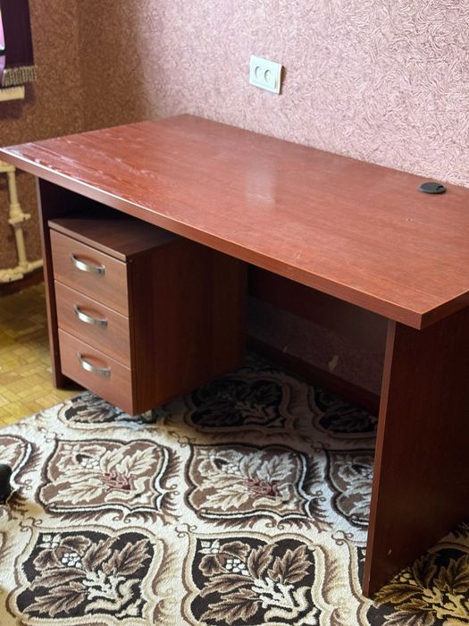 Рабочий стол с тумбой и креслом