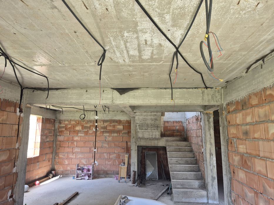 Casa individuala in constructie - pozitie buna,utilitati trase,proiect pregatit pentru finalizare