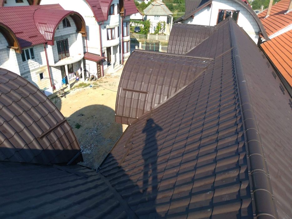 Montaj acoperis tigla metalica jgheaburi burlane reparații velux