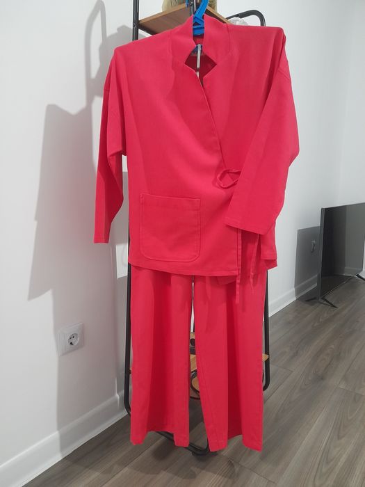 Продам брючный костюм