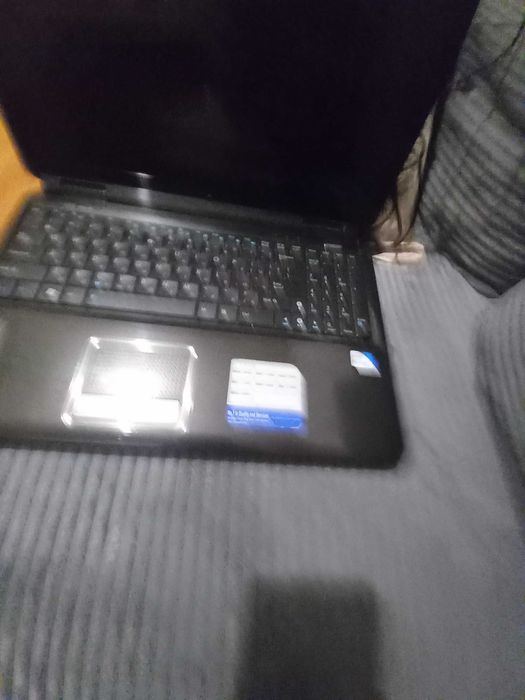 Лаптоп Asus Работи давам го за части  или който  както намери за добре.