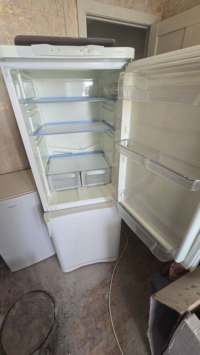 Холодильник бу Indesit