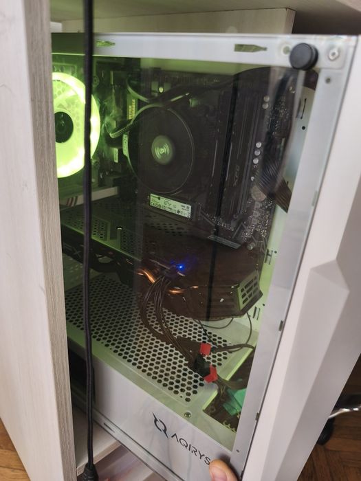 Urgent PC gaming complet. Monitor, tastatura,mouse căști gaming, birou,scaun