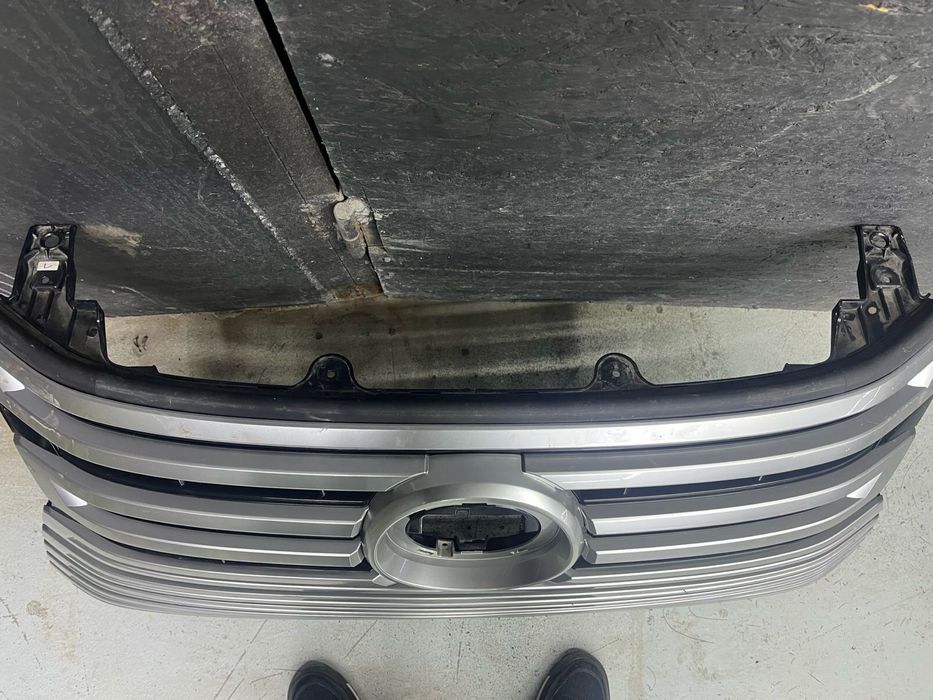 Продам решетку радиатора ЛХ 600