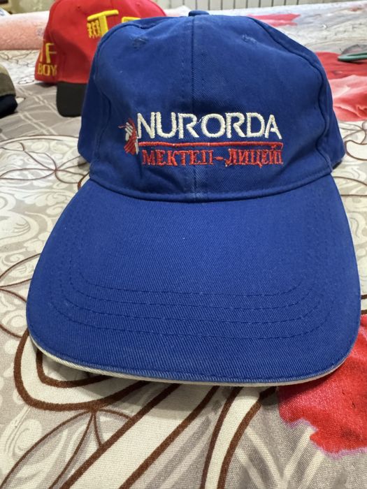 Кепки почти новые!