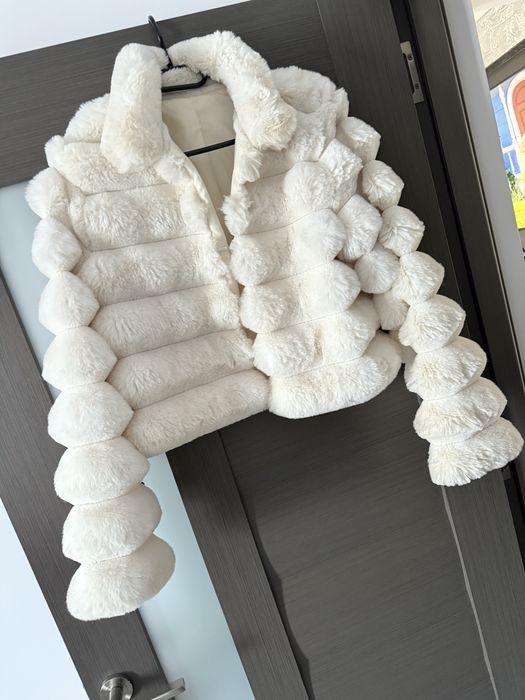 Vand rochie de mireasa si blanita alba