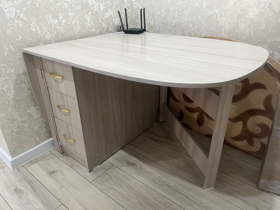 Продается хороший стол книжка