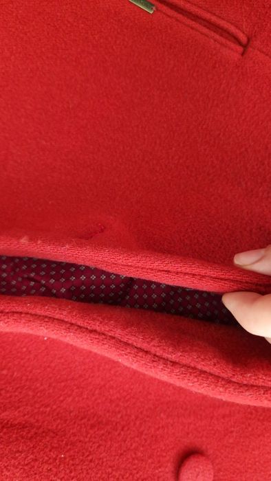 Червено вълнено палто