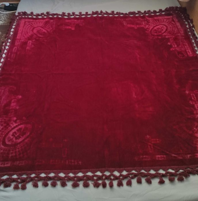 Тежка кадифена покривка за маса с фестони