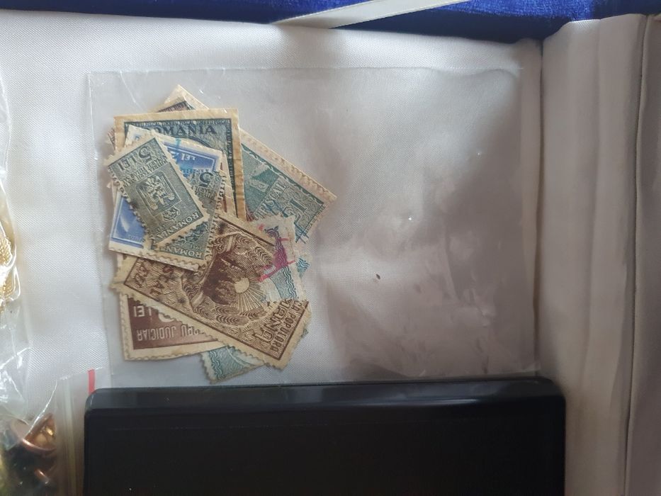 Vând monede vechi ,decorații ...