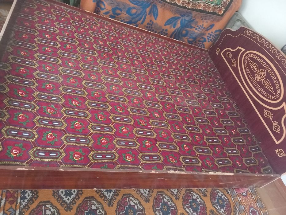 Matrassiz taxta spalni  mahkam ishlangan holati qoniqarli